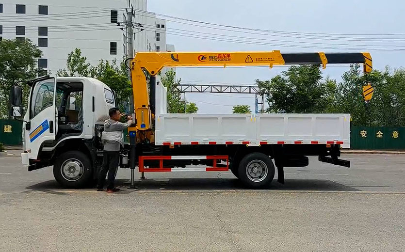 Camión ISUZU 700P ELF de 190 hp con grúa telescópica de 3,2 toneladas