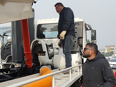 Cliente de los Emiratos Árabes Unidos para la inspección de la producción de camiones cisterna para aguas residuales de Combin
