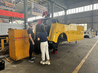 Un camión grúa rotativo ISUZU GIGA llega a Asia Central