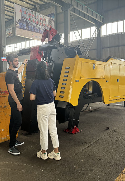 Un camión grúa rotativo ISUZU GIGA llega a Asia Central