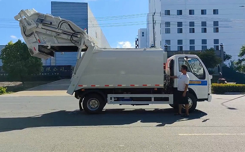 Camión compactador de basura de carga trasera ISUZU ELF 130HP 7CBM