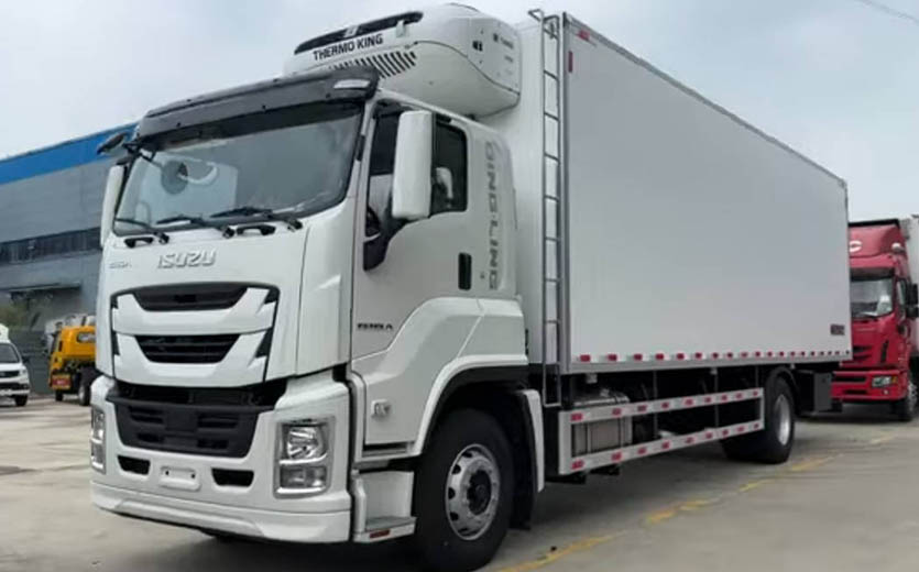 Camión frigorífico ISUZU GIGA de 10 toneladas con sistema de refrigeración independiente Thermo King instalado.