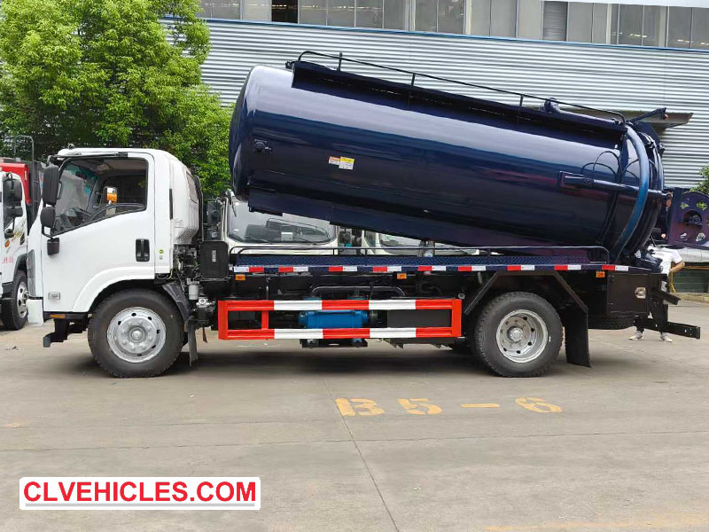 ISUZU vacuum sewage truck